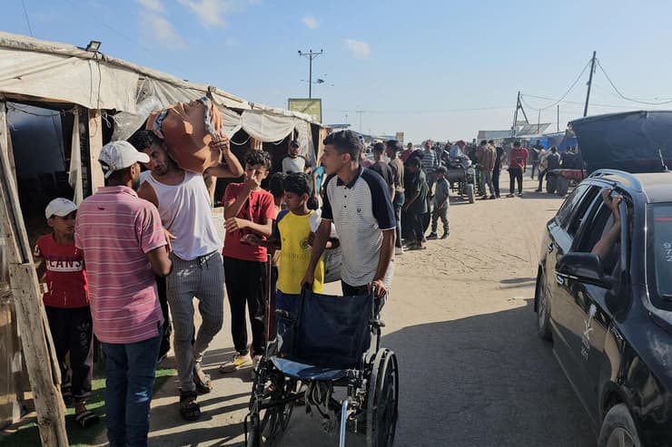 עזתים הולכים לקבל חבילות סיוע המוניטרי ברפיח