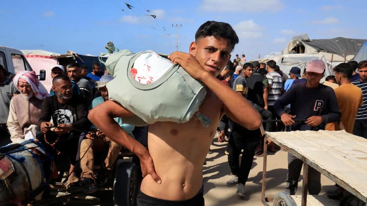 עזתים הולכים לקבל חבילות סיוע המוניטרי ברפיח