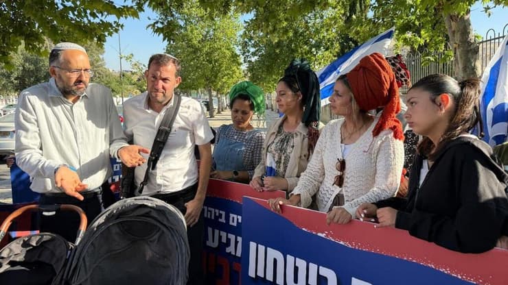 חננאל גז שאשתו צאלה נרצחה בפיגוע, בהפגנה בירושלים