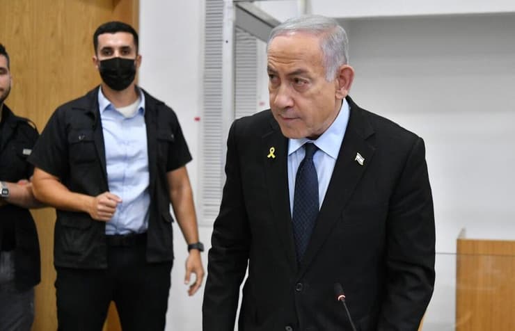 רה"מ בנימין נתניהו נכנס לאולם הדיונים על מנת לתת את עדותו בתיקי אלפים