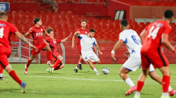 יובל קרצו בועט (שחר גרוס) יובל קרצו בועט