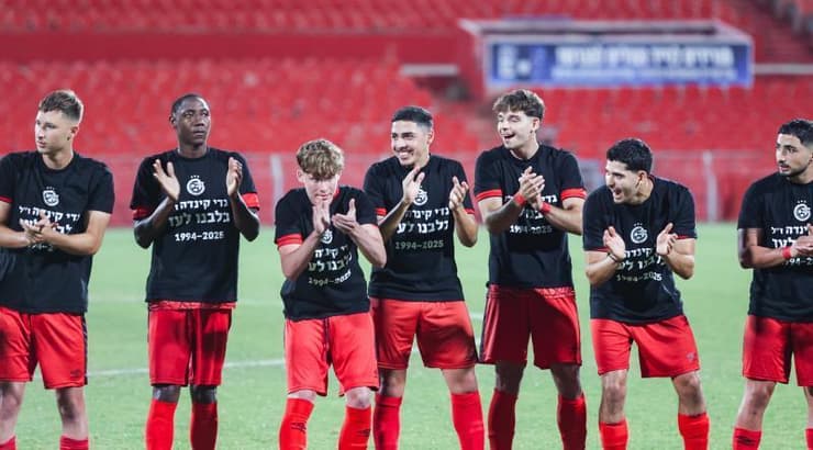 שחקני הפועל חדרה לפני המשחק (שחר גרוס) שחקני הפועל חדרה לפני המשחק