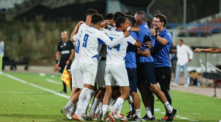 שחקני מכבי פתח תקווה נוער חוגגים (שחר גרוס) שחקני מכבי פתח תקווה נוער חוגגים