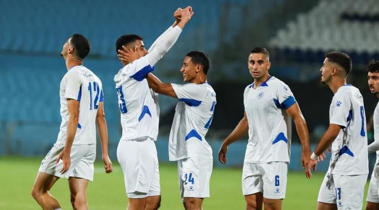 לירן חזן ושחקני מכבי פ"ת חוגגים (שחר גרוס) לירן חזן ושחקני מכבי פ"ת חוגגים