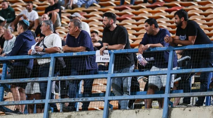 אוהדי מכבי פ"ת מוחים (שחר גרוס) אוהדי מכבי פ"ת מוחים