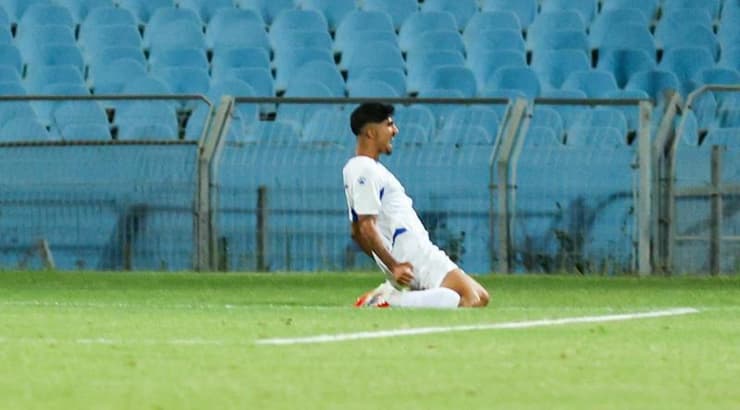 אביב יפת חוגג (שחר גרוס) אביב יפת חוגג