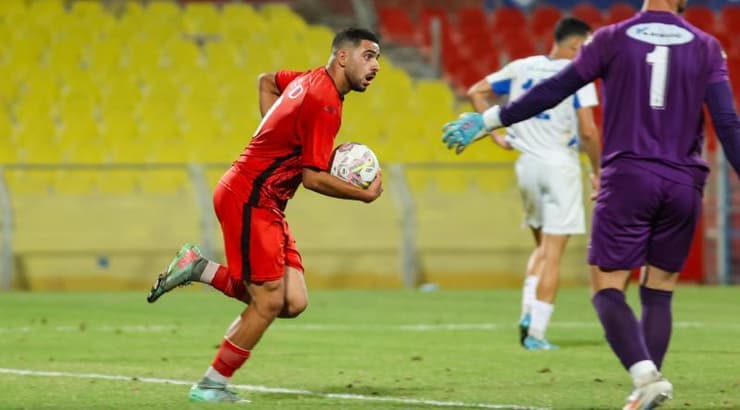 רואד סייף ממהר לקו האמצע (שחר גרוס) רואד סייף ממהר לקו האמצע