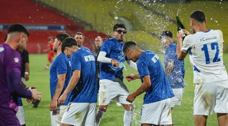 שחקני מכבי פתח תקווה חוגגים עם השמפניות (שחר גרוס) שחקני מכבי פתח תקווה חוגגים עם השמפניות