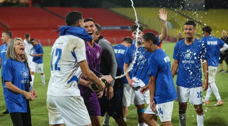 שחקני מכבי פתח תקווה חוגגים עם השמפניות (שחר גרוס) שחקני מכבי פתח תקווה חוגגים עם השמפניות