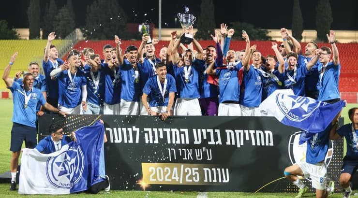 קבוצת הנוער של מכבי פ"ת מניפה את הגביע (שחר גרוס) קבוצת הנוער של מכבי פ"ת מניפה את הגביע