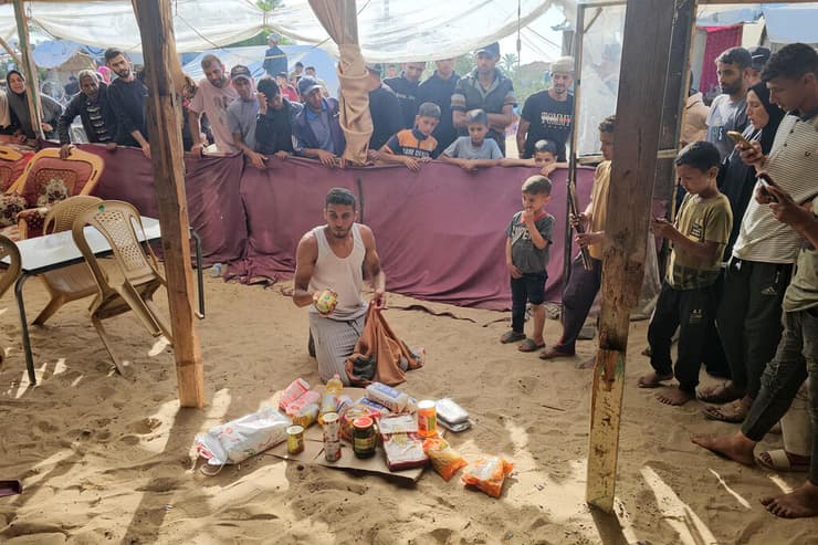 עזתים הולכים לקבל חבילות סיוע המוניטרי ברפיח