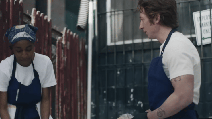 גם קומדיה שמגיעה ממקומות כואבים צריכה להצחיק. מתוך "הדוב", עונה 4 (צילום: באדיבות דיסני+) מתוך "הדוב", עונה 4