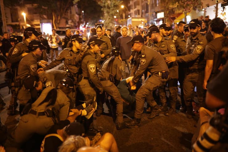 מפגינים מתחפשים לקטארים מתבצרים במצודת זאב ת"א