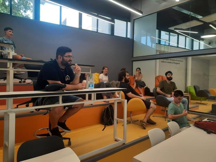 "אם פעם הלמידה הייתה סביב השאלה איך למצוא תשובה, היום היא סביב איך לבקש אותה", שחר אבישיד (באדיבות רשת מכללות אורט) מתחם weort במכללת אורט סינגאלובסקי תל אביב