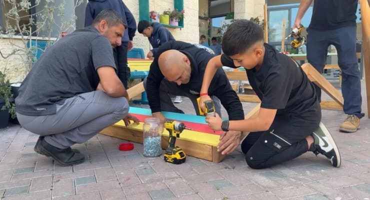 אחיינו של אנואר סרחאן ז"ל בונה את ספסל הזיכרון לזכר דודו ושלושת החללים הנוספים אחיינו של אנואר בונה את הפסל