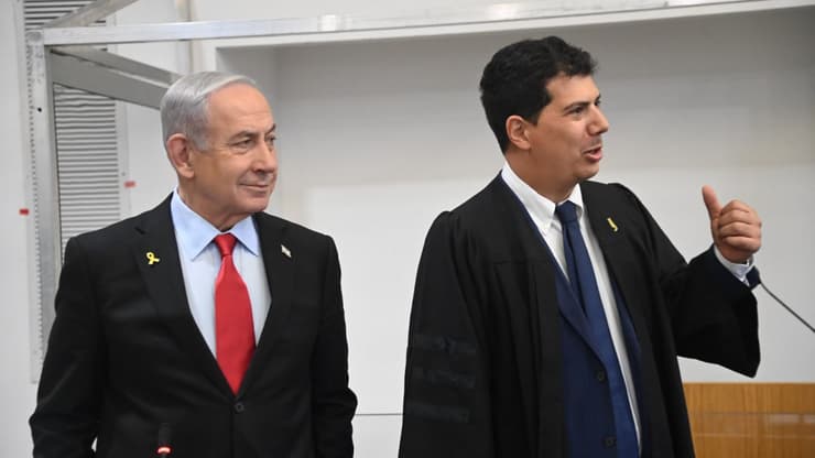 רה"מ בנימין נתניהו נכנס לאולם הדיונים במחוזי ת"א