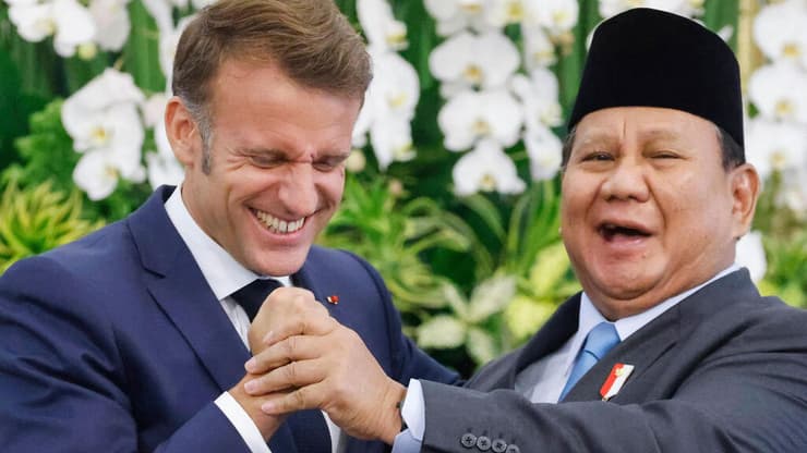 נשיא אינדונזיה פרבואו סביאנטו במסיבת עיתונאים עם נשיא צרפת, עמנואל מקרון