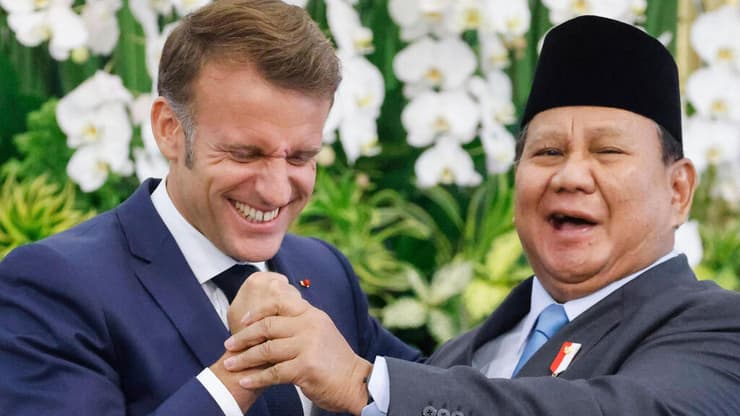הנשיא האינדונזי ומקרון. מוכנים ליחסים דיפלומטיים, בכפוף לתנאים (צילום: Ludovic MARIN / AFP) נשיא אינדונזיה פרבואו סביאנטו במסיבת עיתונאים עם נשיא צרפת, עמנואל מקרון