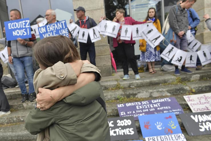 צרפת פרשת פדופיליה ז'ואל לה סקוארנק מפגינים מול בית המשפט ב ואן
