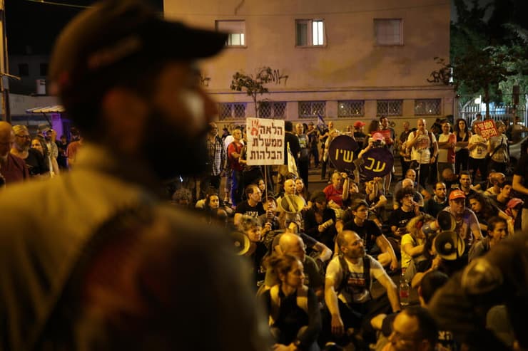 מפגינים מתחפשים לקטארים מתבצרים במצודת זאב ת"א