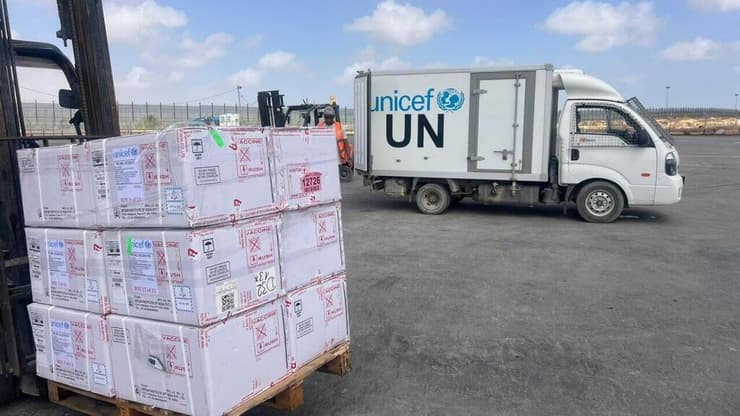 משאיות סיוע מכניסות חיסונים לעזה