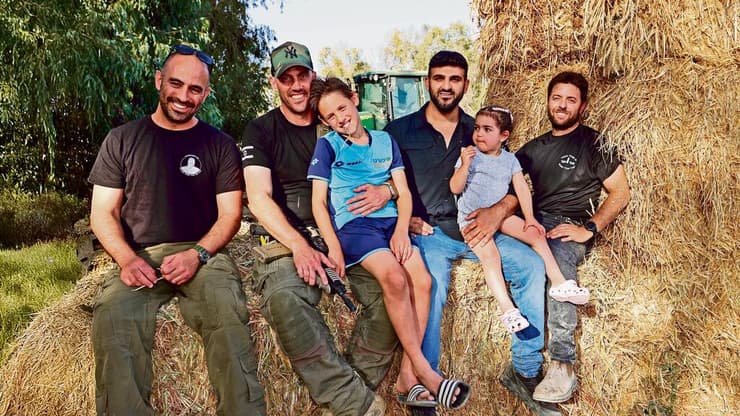 מימין לשמאל: יניב ברלינר, אור וגאיה חבה, נטע ויניב קסטנבאום, ניב קרקו