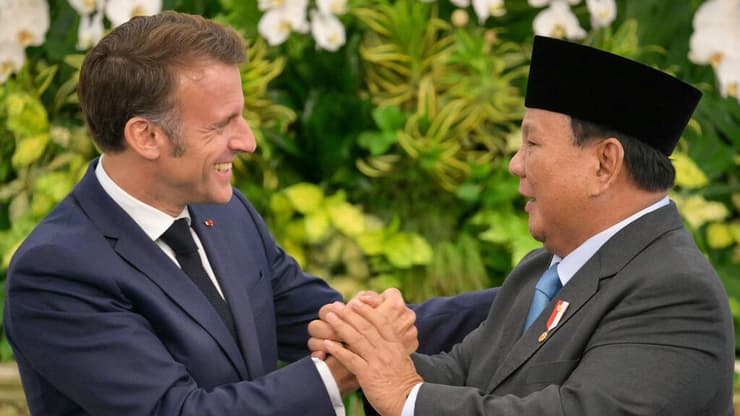 נשיא אינדונזיה פרבואו סביאנטו במסיבת עיתונאים עם נשיא צרפת, עמנואל מקרון