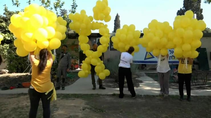 חברי קהילת נחל עוז מפריחים ביחד עם בני משפחתו של עמרי מירן כ-600 בלונים בתפילה לחזרתו