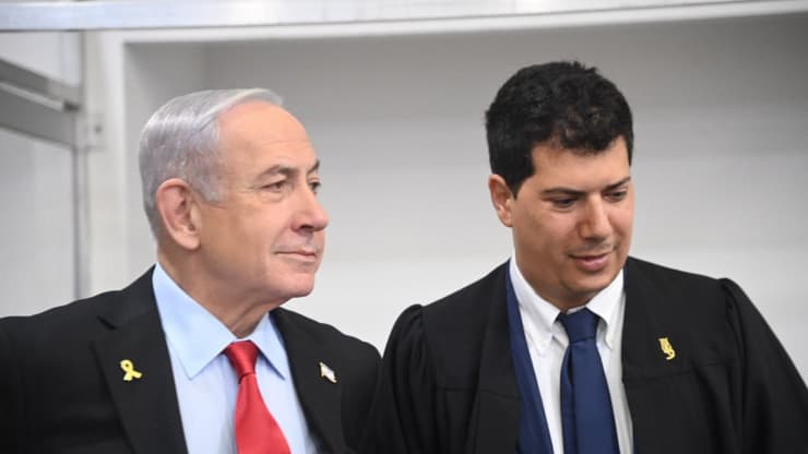 נתניהו ועמית חדד נכנסים לדיון בבית המשפט (צילום: יאיר שגיא) רה"מ בנימין נתניהו נכנס לאולם הדיונים במחוזי ת"א