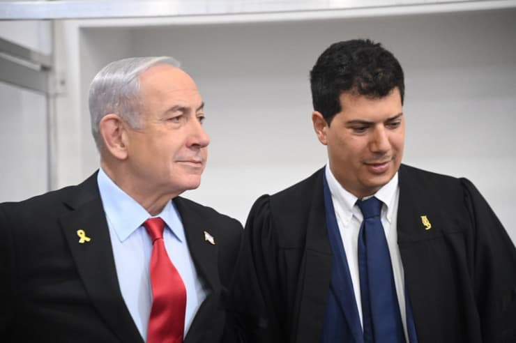 רה"מ בנימין נתניהו נכנס לאולם הדיונים במחוזי ת"א