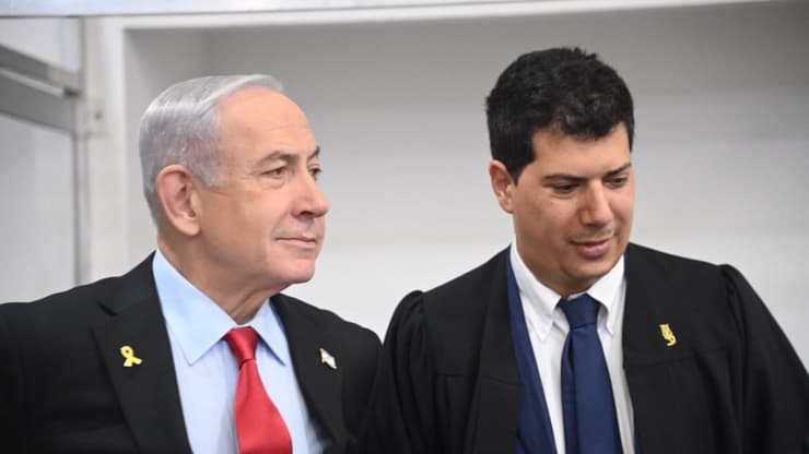 רה"מ בנימין נתניהו נכנס לאולם הדיונים במחוזי ת"א