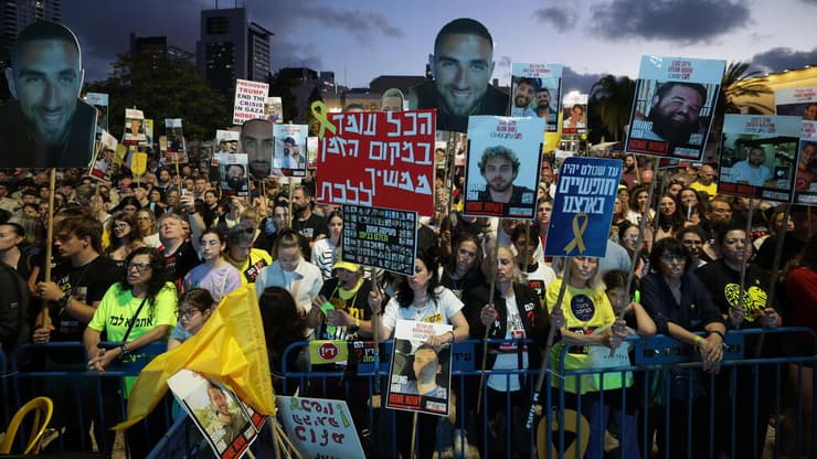 מפגינים חוסמים את בגין