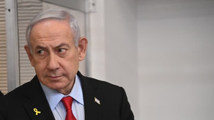 רה"מ בנימין נתניהו נכנס לאולם הדיונים במחוזי ת"א