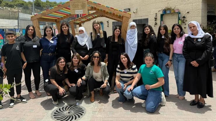 ילדי וצוות "פותחים עתיד" עם משפחות החללים הדרוזים מחורפיש וינוח-ג'ת ילדי וצוות פותחים עתיד עם משפחות הנופלים