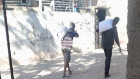 תושבי עזה פרצו למחסני חמאס סמוך לכניסה למחנה אלמגאזי ברחוב סלאח א-דין ולקחו כמויות גדולות של קמח