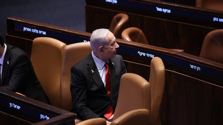 נתניהו במליאה. "אין הישגים במלחמה? אתם חיים בפלנטה הזאת?" (צילום: אלכס קולומויסקי) מליאת הכנסת - דיון 40 חתימות בנוכחות ראש הממשלה בנימין נתניהו