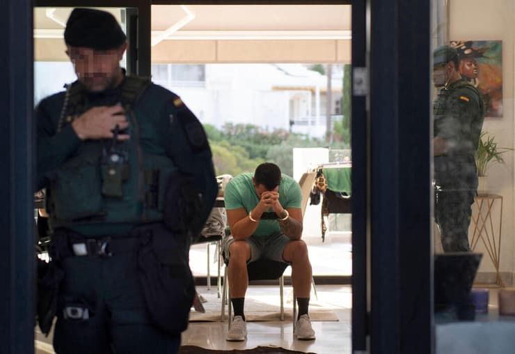 מעצרים במבצע נגד סוחרי סמים באזור מלאגה בספרד (צילום: JORGE GUERRERO / AFP) מעצר של חשוד במבצע נגד סוחרי סמים ליד מלאגה ספרד