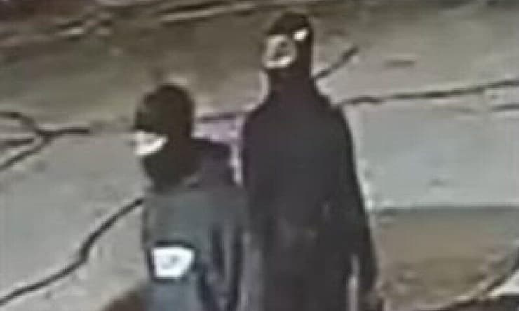 התוקפים כפי שתועדו במצלמת אבטחה