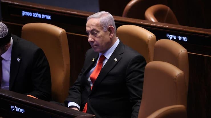 נתניהו בכנסת, לפני נאומו (צילום: אלכס קולומויסקי) מליאת הכנסת - דיון 40 חתימות בנוכחות ראש הממשלה בנימין נתניהו