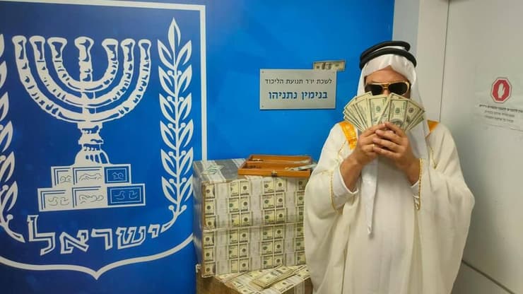 מפגינים מתחפשים לקטארים מתבצרים במצודת זאב ת"א