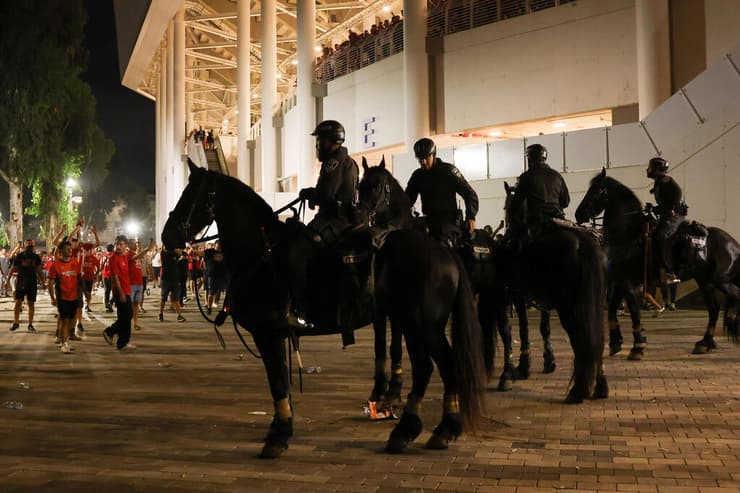 שוטרים על סוסים בסמוך לבלומפילד (צילומים: עוז מועלם) שוטרים על סוסים בסמוך לבלומפילד