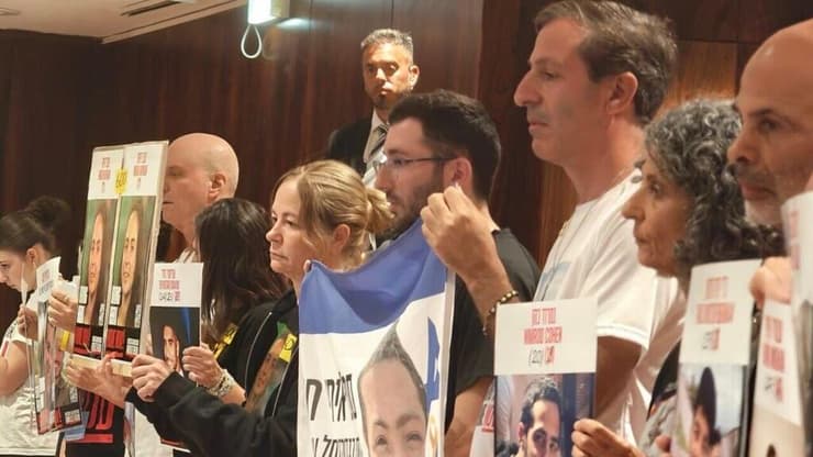 משפחות החטופים ביציע הכנסת. "יש ממשלות שסוגרות מלחמות בשישה ימים - ויש שלא סוגרות ב-600 ימים" (צילום: ליהיא גורדון) משפחות החטופים והחטופות עומדות כעת ביציע הציבור בכנסת ומחזיקות את תמונות יקיריהן, בזמן נאומו של ראש הממשלה בנימין נתניהו במליאה