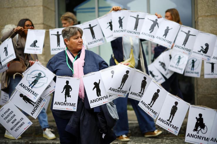 צרפת פרשת פדופיליה ז'ואל לה סקוארנק מפגינים מול בית המשפט ב ואן