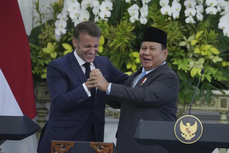 מקרון במפגש עם נשיא אינדונזיה (צילום: AP / Achmad Ibrahim) נשיא אינדונזיה פרבואו סביאנטו במסיבת עיתונאים עם נשיא צרפת, עמנואל מקרון