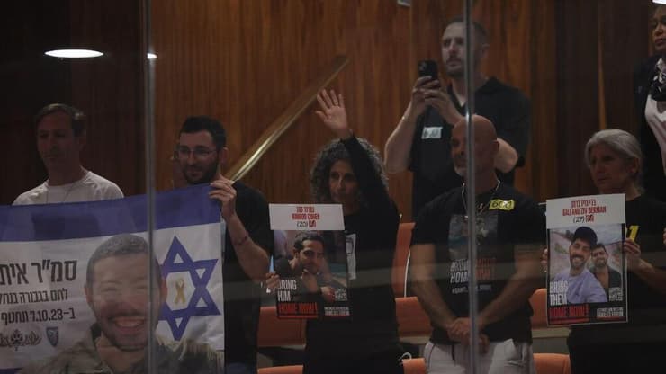 בני משפחות החטופים ביציע האורחים (צילום: אלכס קולומויסקי) מליאת הכנסת - דיון 40 חתימות בנוכחות ראש הממשלה בנימין נתניהו