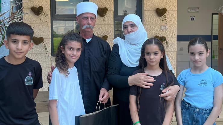 ראדי ותמאם סרחאן, הוריו של אנואר ז"ל, עם הנכדים שמנציחים את דודם ראדי סרחאן תמאם סרחאן והנכדים האחיינים של אנואר ז"ל