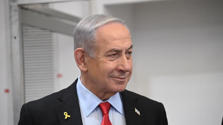 רה"מ בנימין נתניהו נכנס לאולם הדיונים במחוזי ת"א