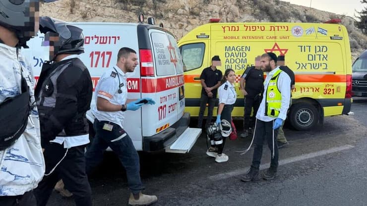 רכב שהתהפך לתעלה בצד הדרך בדרך מנהרת הר הצופים בירושלים. חובשים ופראמדיקים של מד"א מדווחים על 2 גברים לכודים, מחוסרי הכרה.