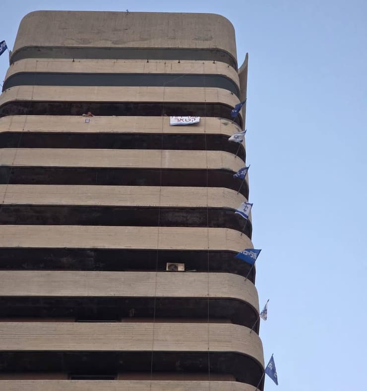 מפגינים מתבצרים במצודת זאב ת"א