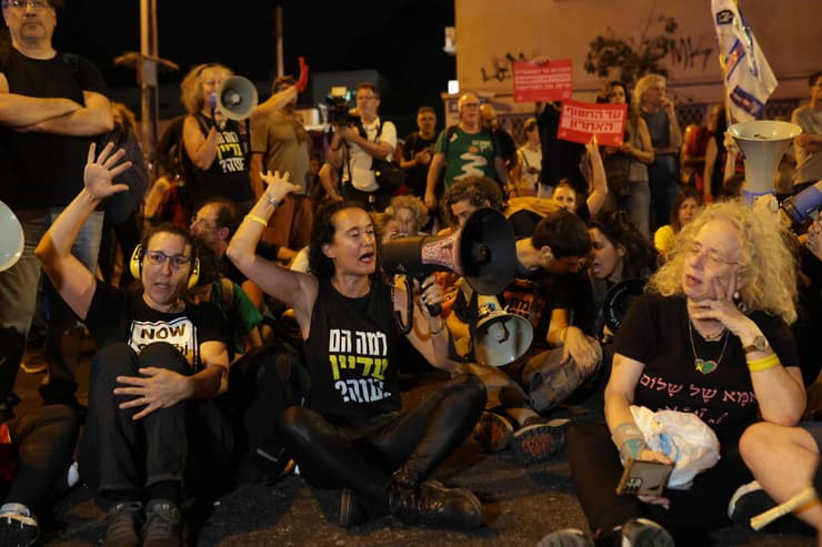 מפגינים מתחפשים לקטארים מתבצרים במצודת זאב ת"א